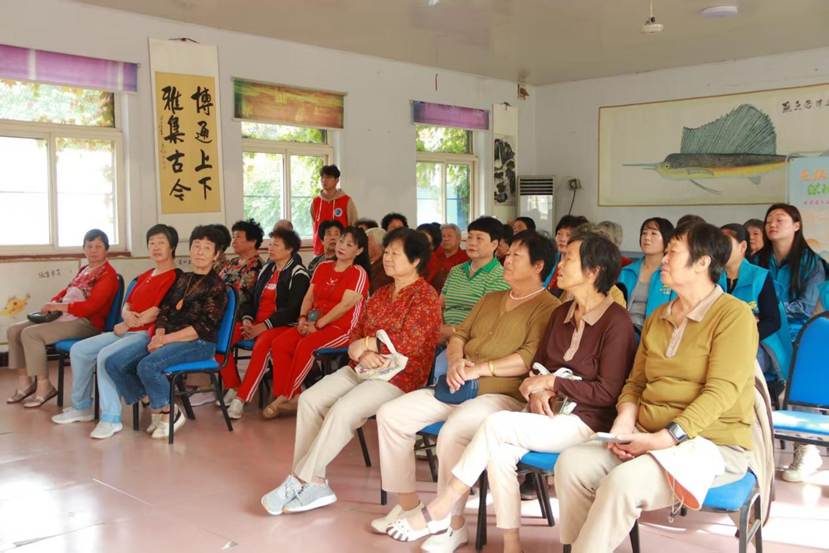 学院“AI工坊”实践队助力社区开展摄影课堂照片1